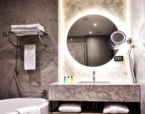 room detail thumbnail 2