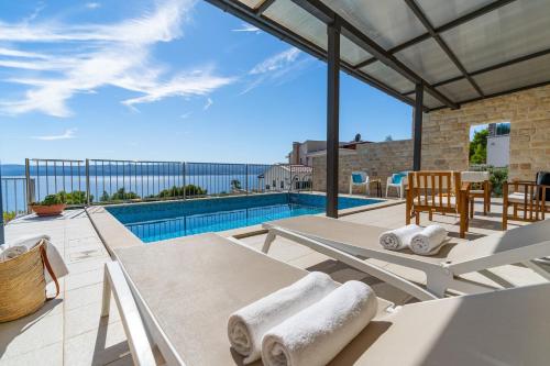 Villa Oslo - luxury place with sea views & heated pool, 300m far from sandy beach - Accommodation - Omiš