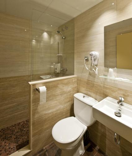 Hostal Barcelona Room Type - Triple Room with Private Bathroom