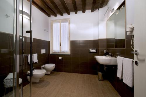 Bathroom, CDH Hotel Villa Ducale in Parma