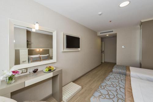 Standard Triple Room image 2