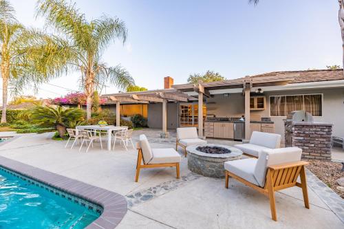 B&B Fullerton - @ Marbella Lane - Serene Ranch Style Home w/Pool - Bed and Breakfast Fullerton