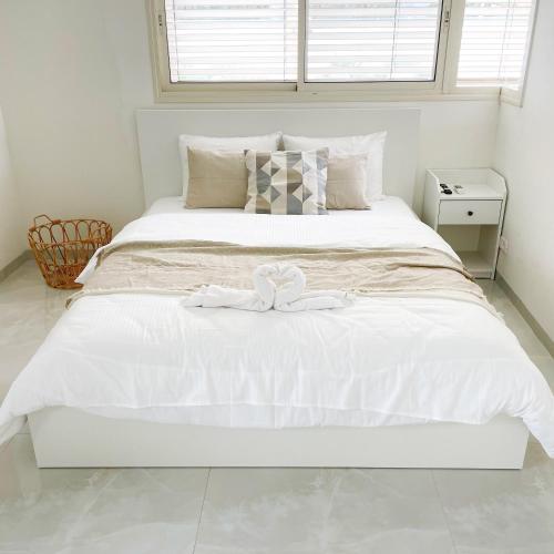 Lux & Comfy ~ Pool ~ Queen Beds, Rishon LeẔiyyon (photo 10)