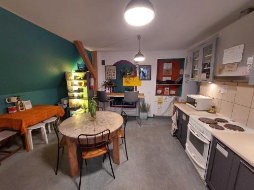 Kitchen, Looming Hostel in Tartu