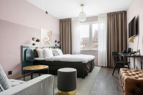 1 queen bed, 1 sofa bed