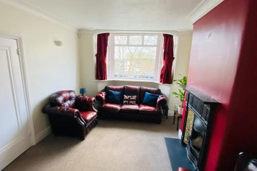 3 BR Property in Prestwich 15 mins from Manchester City Centre Garden Free parking Superfast WIFI Netflix