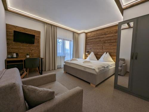 1 king bed, 2 sofa beds