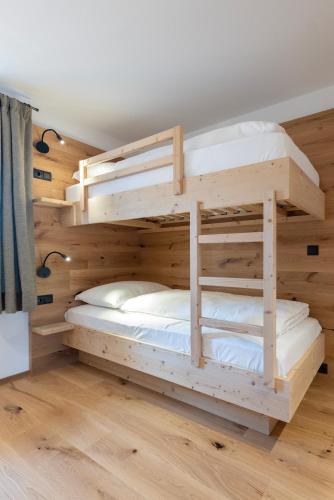 2 bedrooms, 4 beds