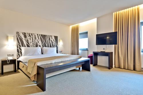 Junior King Suite - Non-Smoking image 10