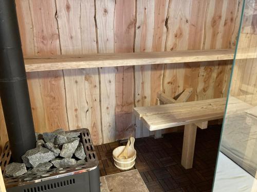 Spa, Ferienwohnung am Waldrand mit Sauna in 賓多夫