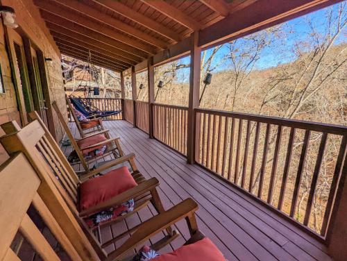 Firefly Hollow Cabin - Smoky Mountains - Soaky Mountain Water Park - Sevierville Convention Center in Pigeon Forge, USA