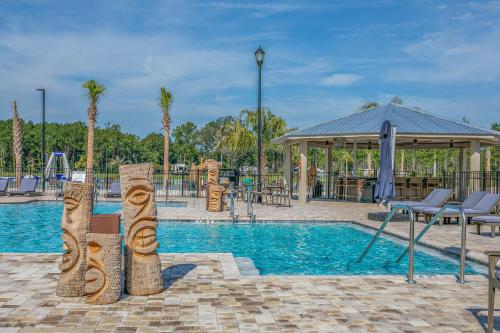 Swimming pool, Island Oaks RV Resort in Macclenny (FL)