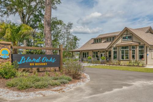 Shops, Island Oaks RV Resort in Macclenny (FL)
