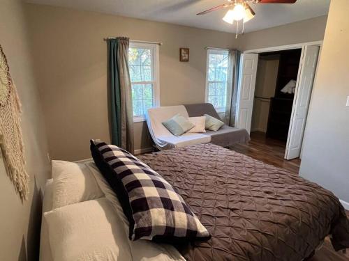The Red Door 2-bedroom townhouse near VT & RU in Radford, USA