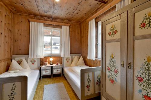 Standard Twin Room with Shared Bathroom