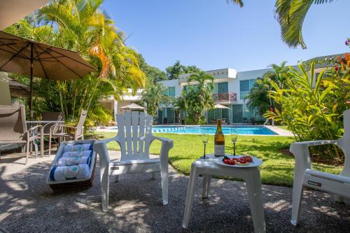 1 min to beach, spacious with big pool