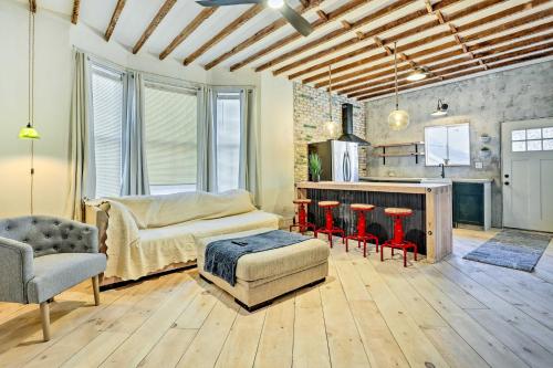Stylish Newark Home with Deck Less Than 14 Mi to NYC! in Newark, USA