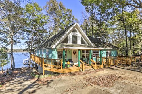 B&B Fort Gaines - Fort Gaines Cabin with Deck and Private Boat Dock - Bed and Breakfast Fort Gaines