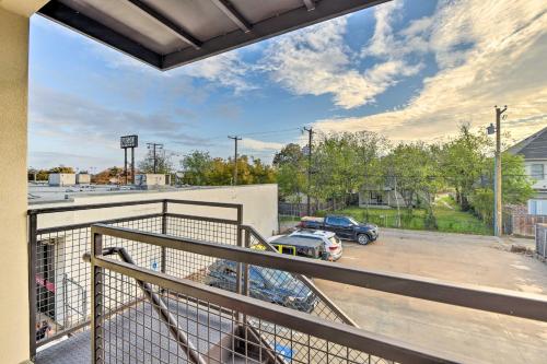 Fort Worth Retreat with Balcony Walk to TCU!