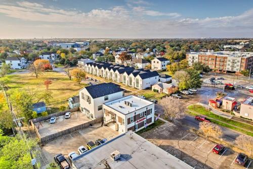 Fort Worth Retreat with Balcony Walk to TCU!