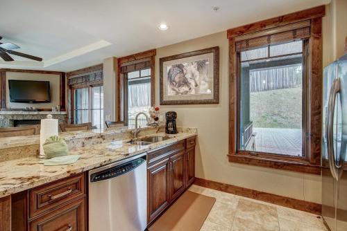 True Ski-in Ski-out Luxury Condo on Peak 7 condo thumb 4