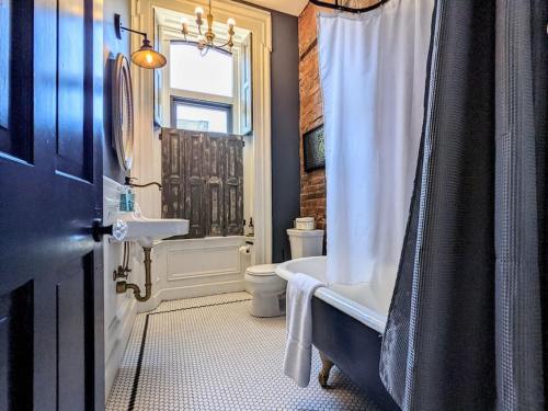 HostWise Stays - Industrial Vintage Style, Close to Downtown! in Pittsburgh, USA