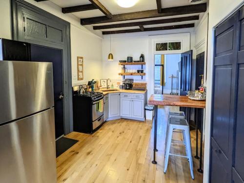 HostWise Stays - Industrial Vintage Style, Close to Downtown! in Pittsburgh, USA