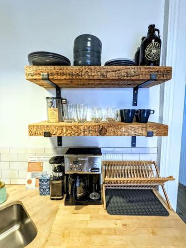 HostWise Stays - Industrial Vintage Style, Close to Downtown! in Pittsburgh, USA