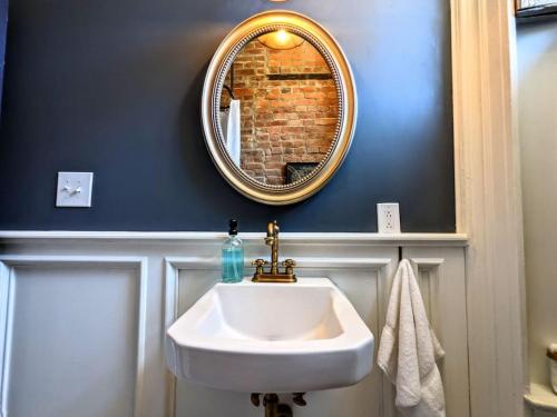 HostWise Stays - Industrial Vintage Style, Close to Downtown! in Pittsburgh, USA
