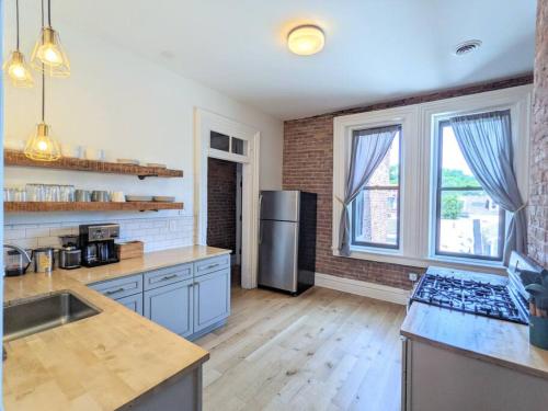 HostWise Stays - Industrial Vintage Style, Minutes to Downtown in Pittsburgh, USA
