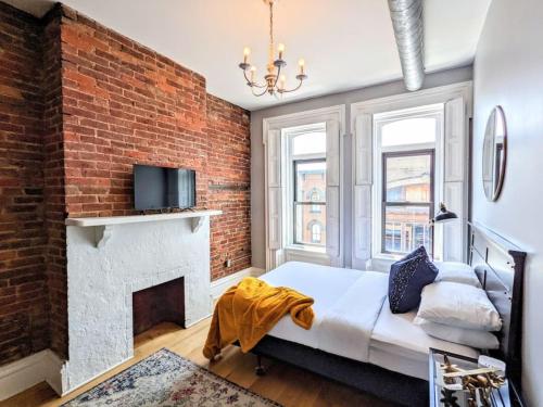 HostWise Stays - Industrial Vintage Style, Minutes to Downtown in Pittsburgh, USA