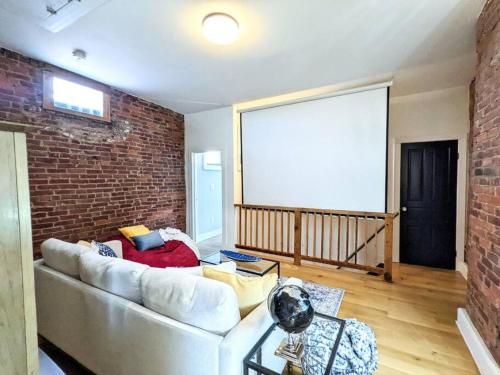HostWise Stays - Industrial Vintage Style, Minutes to Downtown in Pittsburgh, USA
