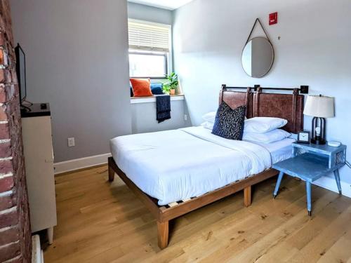 HostWise Stays - Industrial Vintage Style, Minutes to Downtown in Pittsburgh, USA