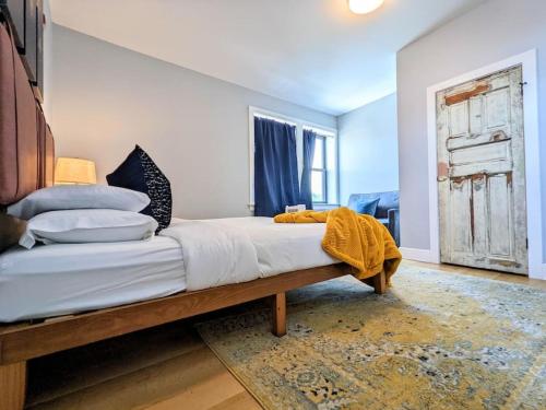 HostWise Stays - Industrial Vintage Style, Minutes to Downtown in Pittsburgh, USA