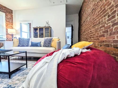 HostWise Stays - Industrial Vintage Style, Minutes to Downtown in Pittsburgh, USA