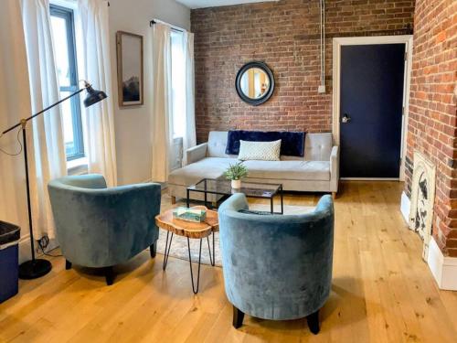 HostWise Stays - The Ohioan - Beautiful Brick Apt, Minutes to Downtown! in Pittsburgh, USA