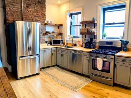 HostWise Stays - The Ohioan - Beautiful Brick Apt, Minutes to Downtown! in Pittsburgh, USA