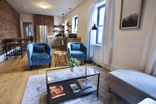 HostWise Stays - The Ohioan - Beautiful Brick Apt, Minutes to Downtown! in Pittsburgh, USA