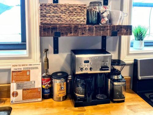 HostWise Stays - The Ohioan - Beautiful Brick Apt, Minutes to Downtown! in Pittsburgh, USA