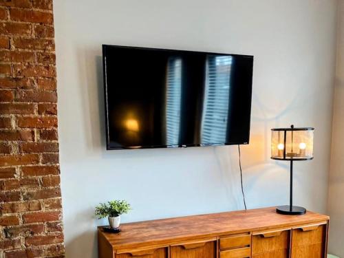 HostWise Stays - The Ohioan - Beautiful Brick Apt, Minutes to Downtown! in Pittsburgh, USA