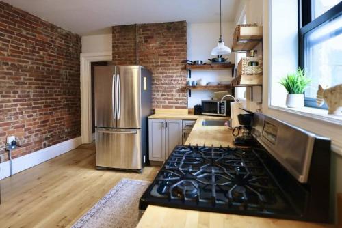 HostWise Stays - The Ohioan - Beautiful Brick Apt, Minutes to Downtown! in Pittsburgh, USA