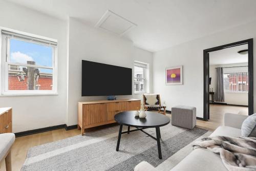 HostWise Stays - Butler St, Off-Street Parking, Brand New! in Pittsburgh, USA