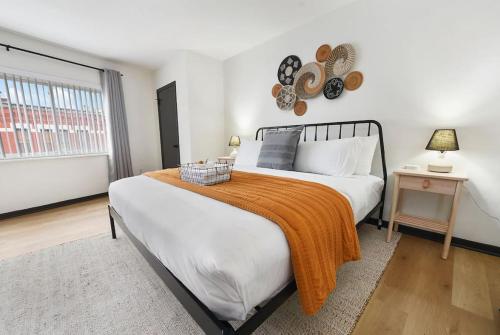 HostWise Stays - Butler St, Off-Street Parking, Brand New! in Pittsburgh, USA