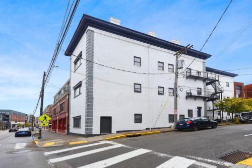 HostWise Stays - Butler St, Off-Street Parking, Brand New! in Pittsburgh, USA
