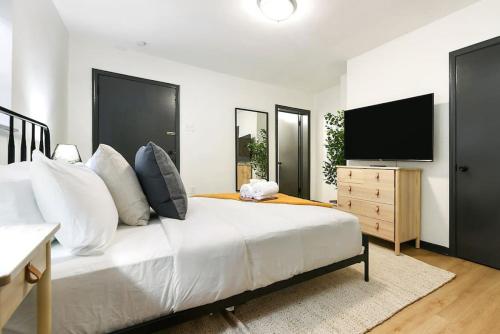HostWise Stays - Pet Friendly Butler St Apt, Ground Floor with Private Entrance