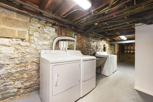 HostWise Stays - Butler St - Private Entrance on Ground Floor - Lower Lawrenceville in Pittsburgh, USA