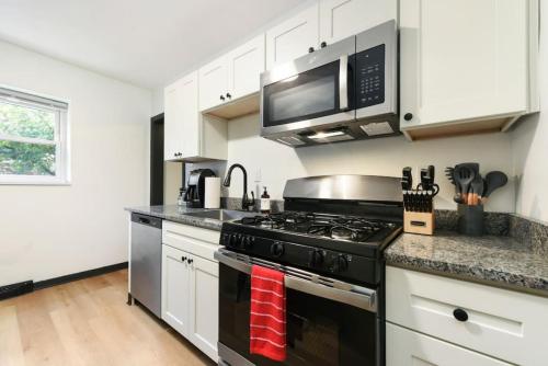 HostWise Stays - Pet Friendly Butler St Apt, Ground Floor with Private Entrance