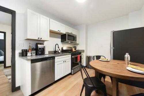 HostWise Stays - Pet Friendly Butler St Apt, Ground Floor with Private Entrance