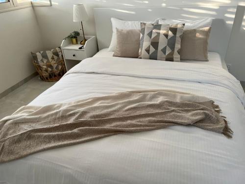 Lux & Comfy ~ Pool ~ Queen Beds, Rishon LeẔiyyon (photo 3)