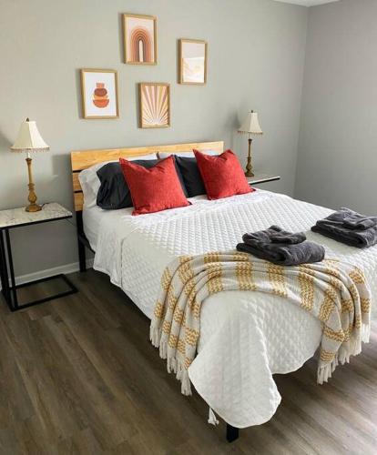 The Delores - 2 Bedroom Apt in Quilt Town, USA